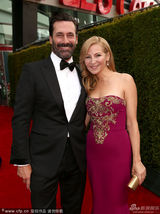 组图：男星乔-汉姆携妻甜蜜亮相艾美红毯