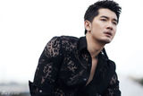 组图：刘潮秋季写真 告别“小鲜肉”展熟男气质