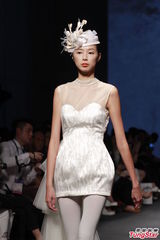 组图：赵颂茹走秀防走光 Lea T称霍启山是朋友