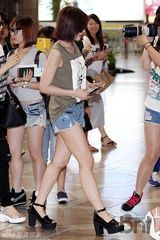 组图：T-ara机场齐亮相 墨镜热裤超时尚