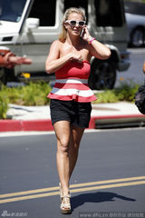 组图：布兰妮当街豪放整裹胸 煲电话粥心情大好