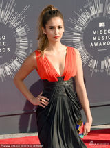 组图：霉霉齐臀短裤秀美腿 洛佩兹捆绑装狂露肉