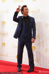 组图：马修-麦康纳携设计师妻子亮相红毯