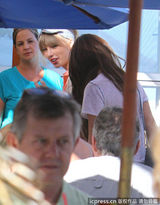 组图：小天后斯威夫特与戈麦斯相约出街