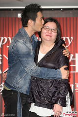 组图：宽姐庆生黄晓明送香吻 生日许愿回乡种田