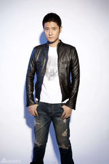 组图：坚果男友任重推时尚大片 帅气逼人简约时尚