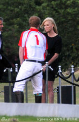 组图：哈里王子办慈善马球赛 与查理兹-塞隆热聊 