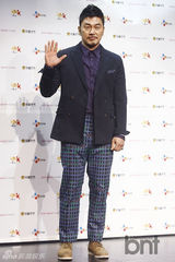 组图：韩星金英浩举办首张专辑发布会一展歌喉