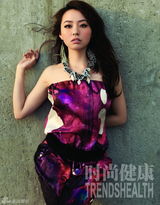 组图：张靓颖登杂志封面 小秀性感初现御姐范儿