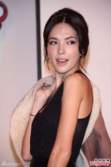 组图：许玮甯短靴超短裙秀美腿 展现复古风