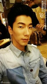 组图：张亮长脸自拍遭调侃马脸代言人