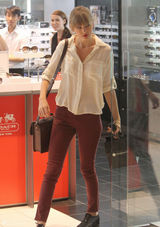 组图：泰勒-斯威夫特穿白衬衫配长裤轻松购物