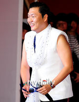 组图：韩歌手PSY釜山演唱会大跳《江南Style》