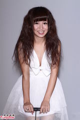 组图：郭书瑶深V白裙秀豪乳表情甜美