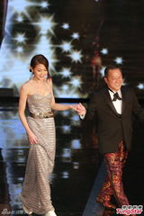 组图：曾志伟周秀娜上台颁发动作设计奖