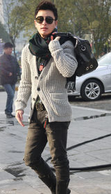 高清图：贾乃亮街拍LOOK开衫毛衣搭配温暖围巾