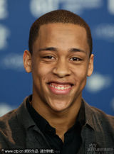 幻灯图集：《沙哈达》主创拍照“不老实”大展童趣 