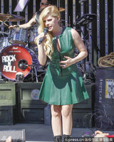 组图：艾薇儿庆生小腹微隆再惹怀孕传闻