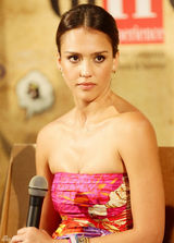 组图：杰西卡-阿尔芭身穿印花抹胸上衣现身