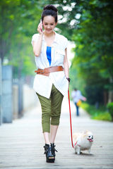 组图：张定涵夏日清凉街拍  携萌宠悠然惬意