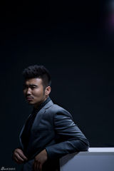 组图：李东霖拍摄魅力写真 彰显成熟男人本色