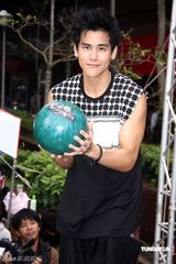 幻灯图集：彭于晏首次跳舞 桂纶镁助阵送拥抱