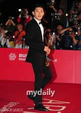 组图：李贤宇金素妍等星亮相釜山电影节开幕式