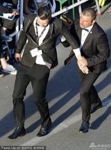 组图：《驯龙2》首映 疯狂男钻女星裙底引骚动