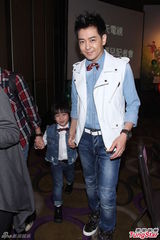 组图：Kimi卖萌耍宝人气高 与老爸台北捞金