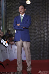 组图：王志文藏蓝色西服走红毯帅气迷人