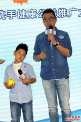 组图：郭涛携子站台 石头胆大公然整老爸