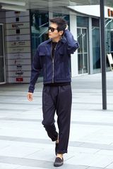 组图：高云翔街拍时尚穿搭 完美身材驾驭自如