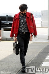 组图：G-DRAGON红黑造型亮相 时尚锐气难挡