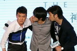 组图：冯绍峰陈柏霖撑场发布会 韩寒致谢宁财神