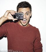 组图：汤姆-戴利湿身半裸 秀六块腹肌人鱼线