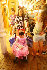 组图：王诗龄玩转迪士尼 变身睡美人获赞小公主