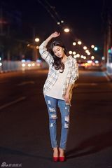 组图：阚清子夜景街拍 短裙短裤秀大长腿