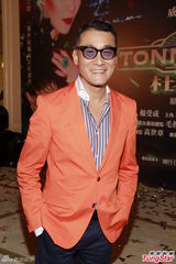 组图：刘嘉玲着复古波点裙 搭梁家辉演舞台剧