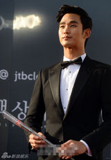 组图：全智贤百想低胸绣花粉裙唯美 金秀贤呆萌