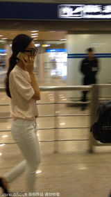 组图：Angelababy现身机场笑容满面 手机不离身