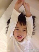 组图：吴镇宇调侃儿子像女孩 被称坑娃神爹