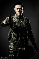 组图：《神犬奇兵》杨烁军装加身展冷峻魅力