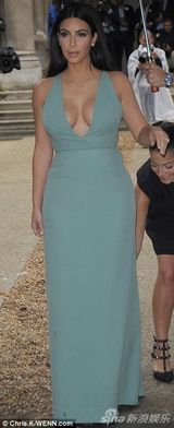 组图:卡戴珊深V绿裙亮相 挺巨波遭围堵保镖开道