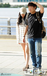 组图：4minute泫雅抄袭风波后现机场 下衣失踪秀美腿