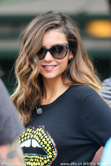 组图：妮娜-杜波夫获众化妆师伺候 粉丝围堵显风情万种