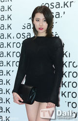 组图：2PM尼坤帅气亮相秀长腿 挑战设计师