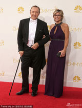 组图：《纸牌屋》凯文-史派西拄拐现身艾美红毯