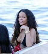 组图：蕾哈娜曝性感度假照 比基尼遮胸露八字奶