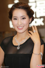 组图：港姐十强优雅秀首饰 黑纱裙美腿隐现