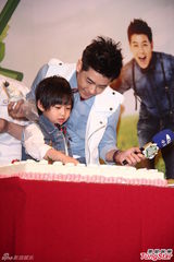 组图：Kimi卖萌耍宝人气高 与老爸台北捞金